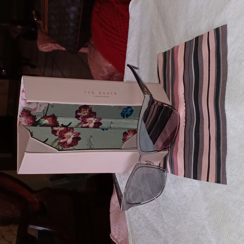 Beautiful T.B. Mirrored Sunglasses & Case - Picture 4 of 16